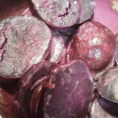 紫のサツマイモで作りました。お弁当にも入れますね～。
